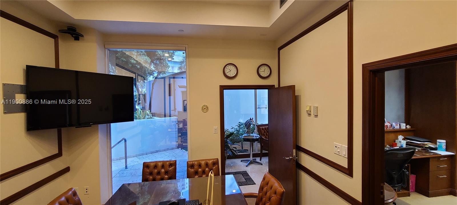 C-1  /   кв.футов $ 2025-10-22 0 Фото