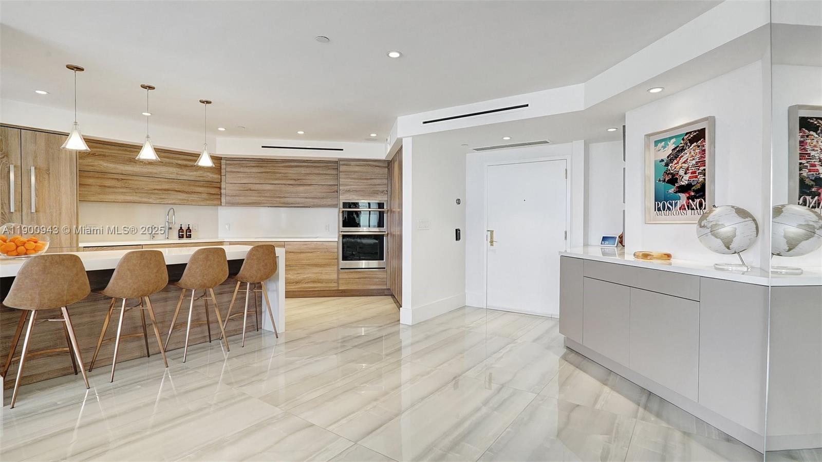 See details 905 2 / 2 1607 sq. ft. $ 2025-10-22 0 Photo