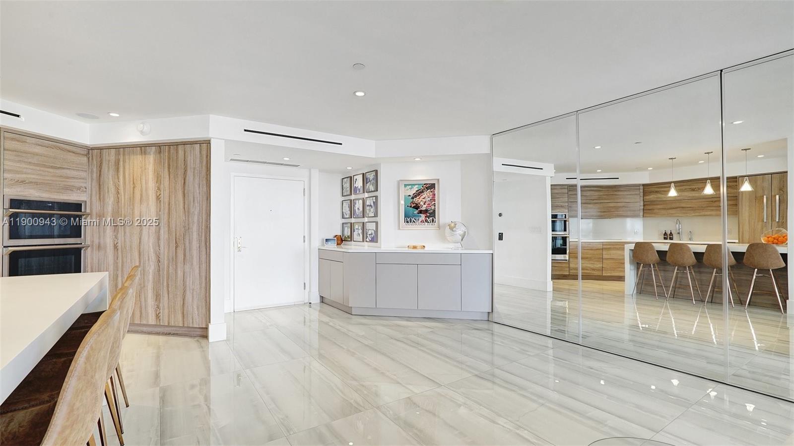 See details 905 2 / 2 1607 sq. ft. $ 2025-10-22 0 Photo