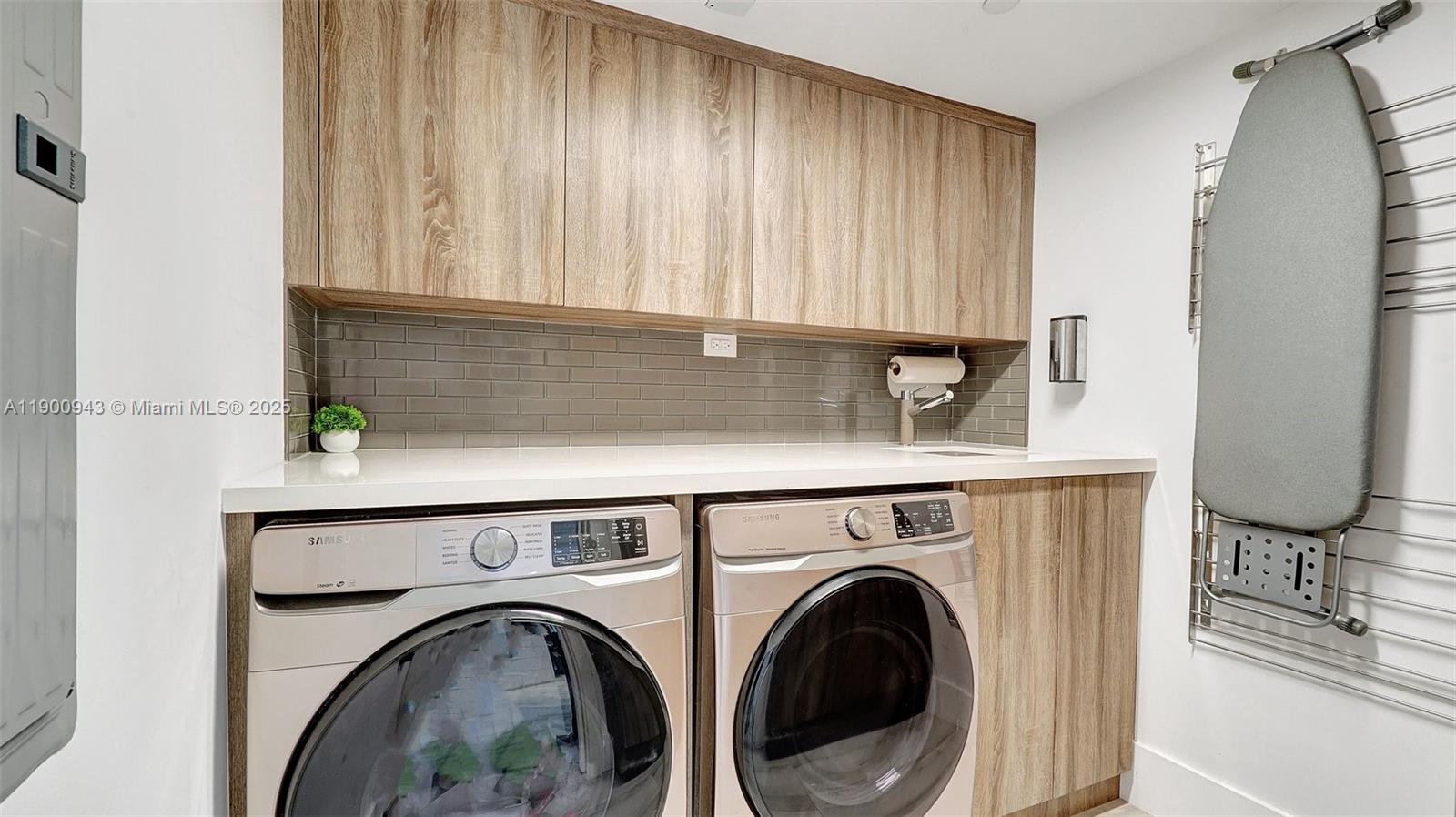 See details 905 2 / 2 1607 sq. ft. $ 2025-10-22 0 Photo