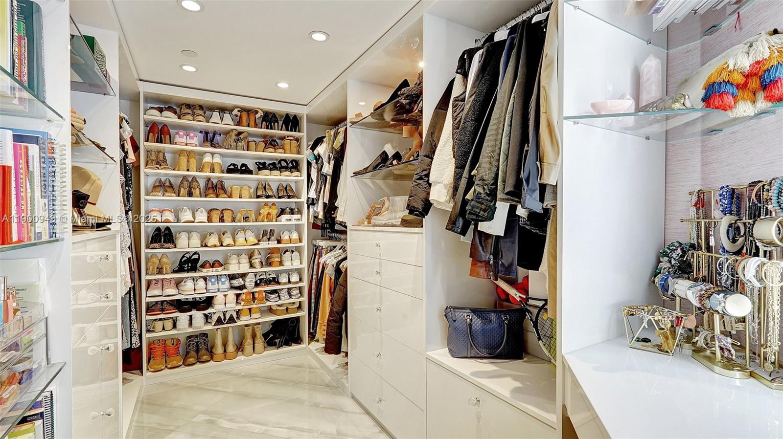 See details 905 2 / 2 1607 sq. ft. $ 2025-10-22 0 Photo