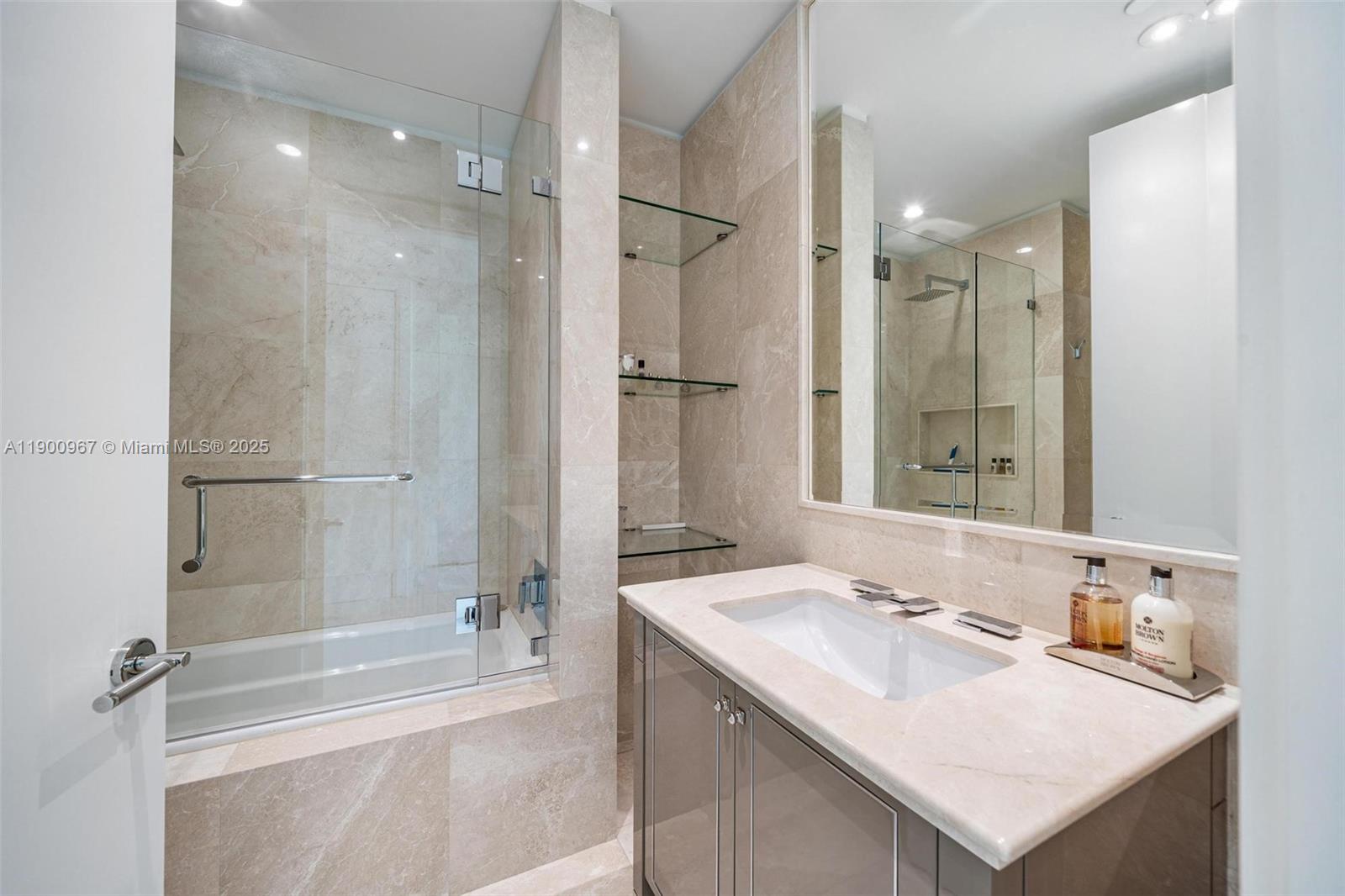 503 3 / 5 3168 sq. ft. $ 2025-10-22 0 Photo