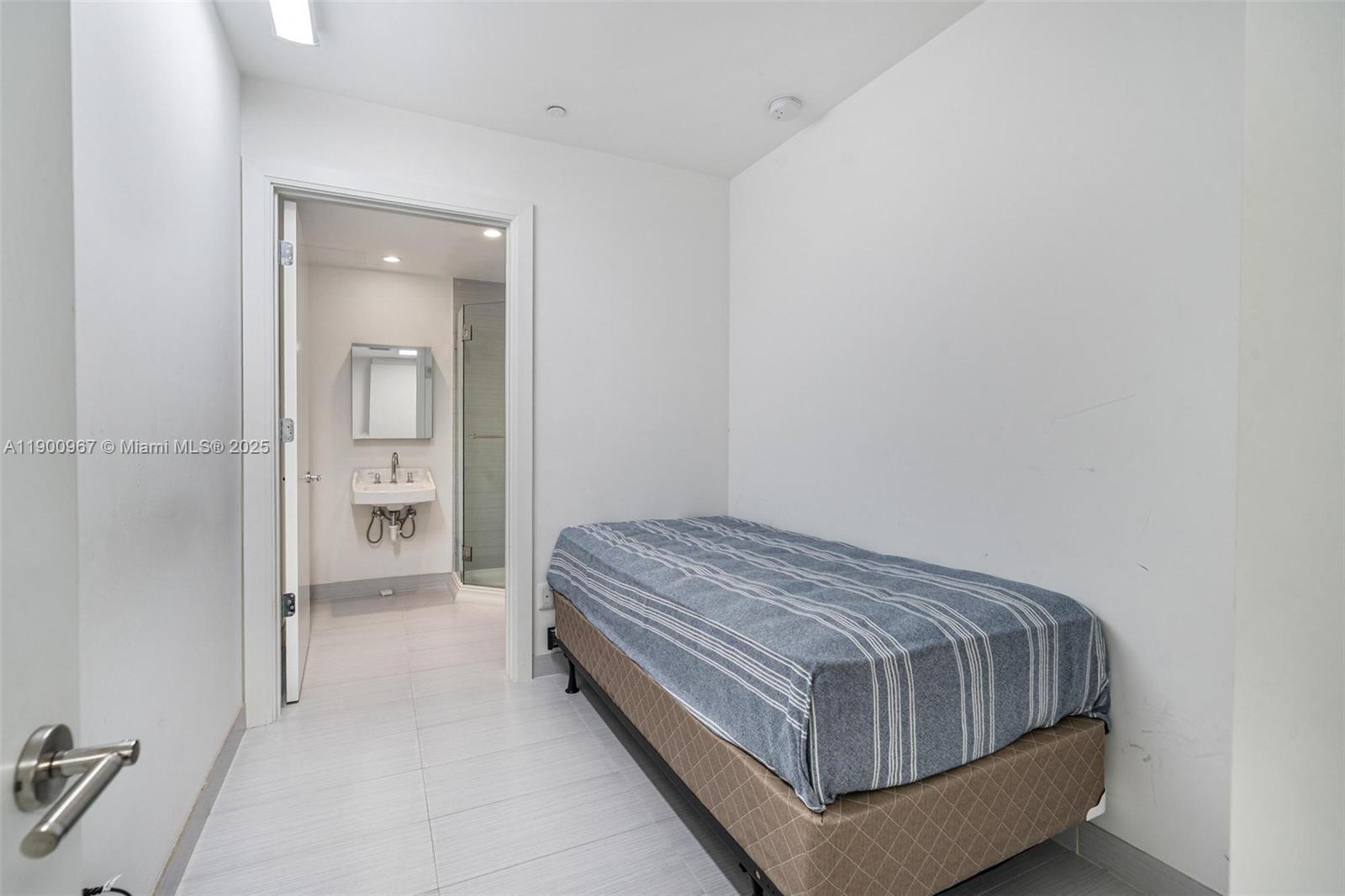 503 3 / 5 3168 sq. ft. $ 2025-10-22 0 Photo