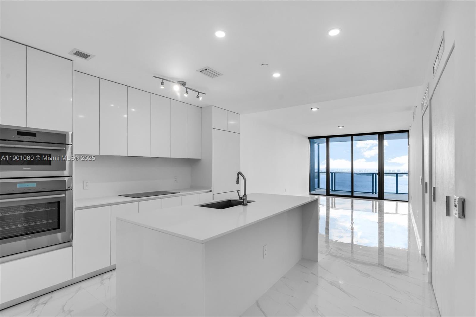 See details 4502 2 / 3  sq. ft. $ 2025-10-22 0 Photo