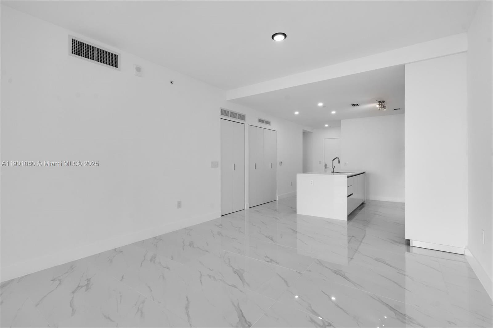 See details 4502 2 / 3  sq. ft. $ 2025-10-22 0 Photo