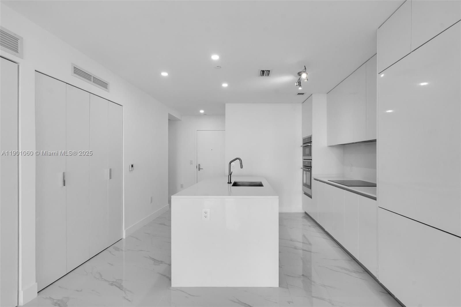See details 4502 2 / 3  sq. ft. $ 2025-10-22 0 Photo