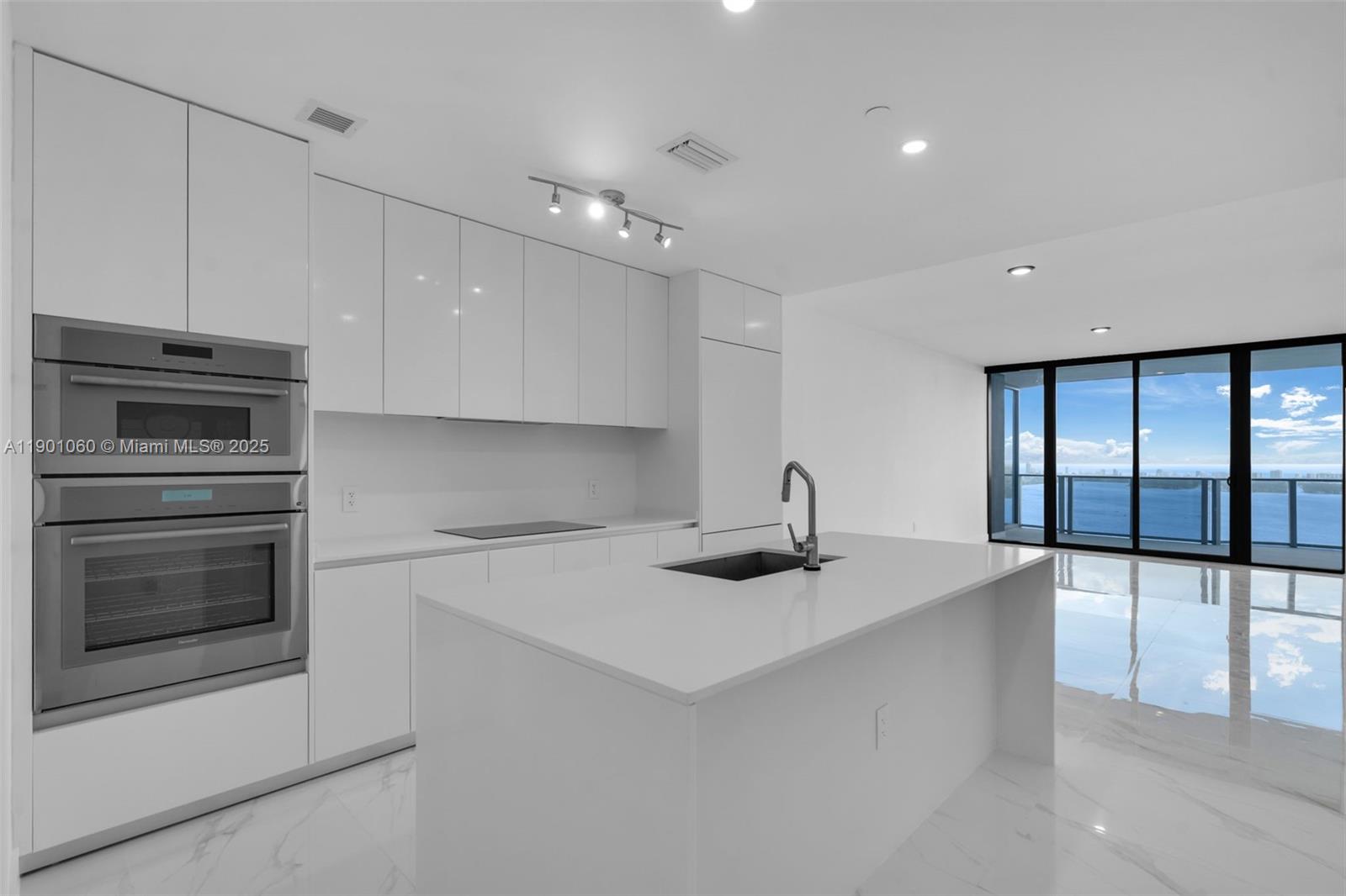 See details 4502 2 / 3  sq. ft. $ 2025-10-22 0 Photo