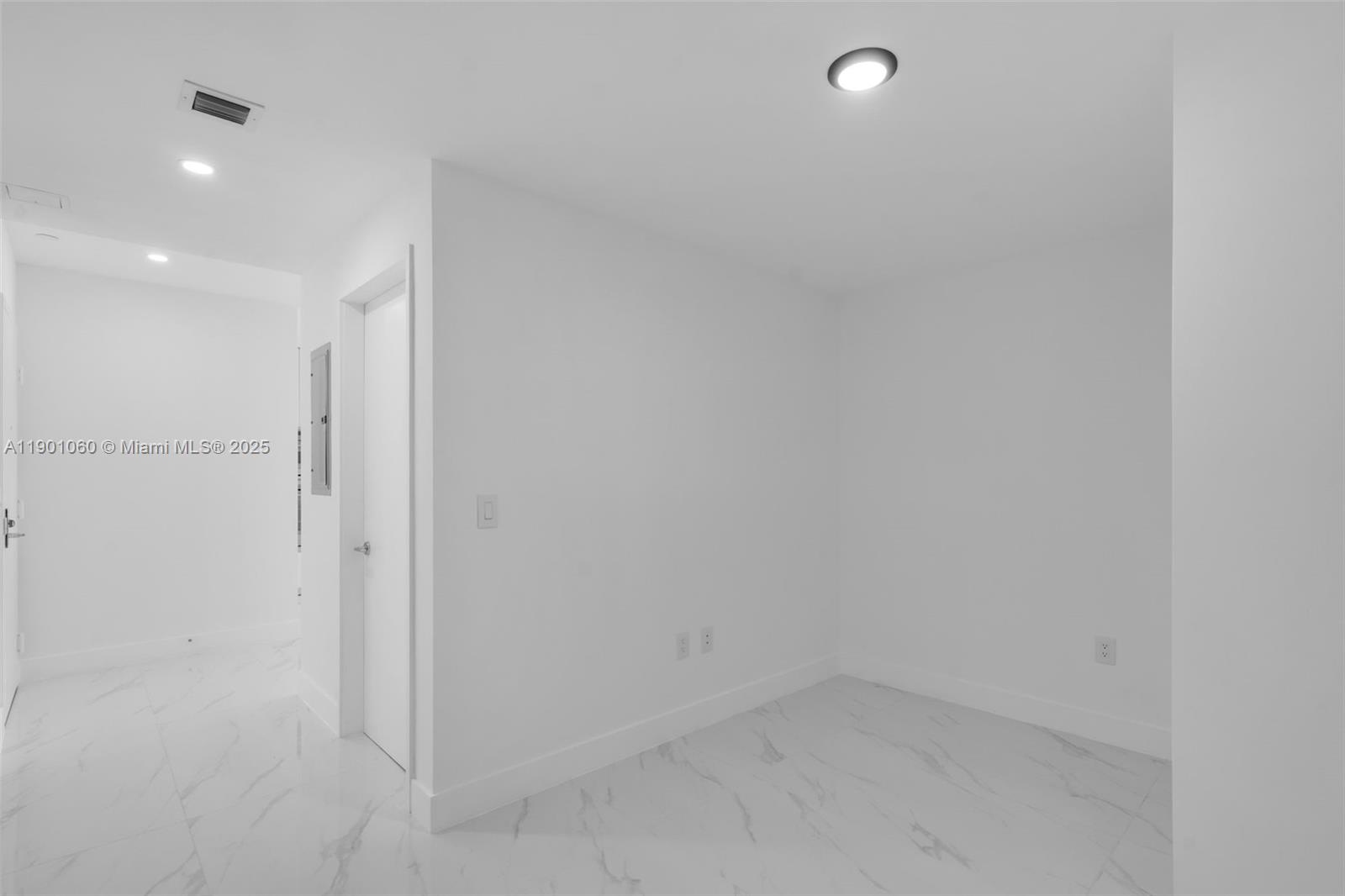 See details 4502 2 / 3  sq. ft. $ 2025-10-22 0 Photo