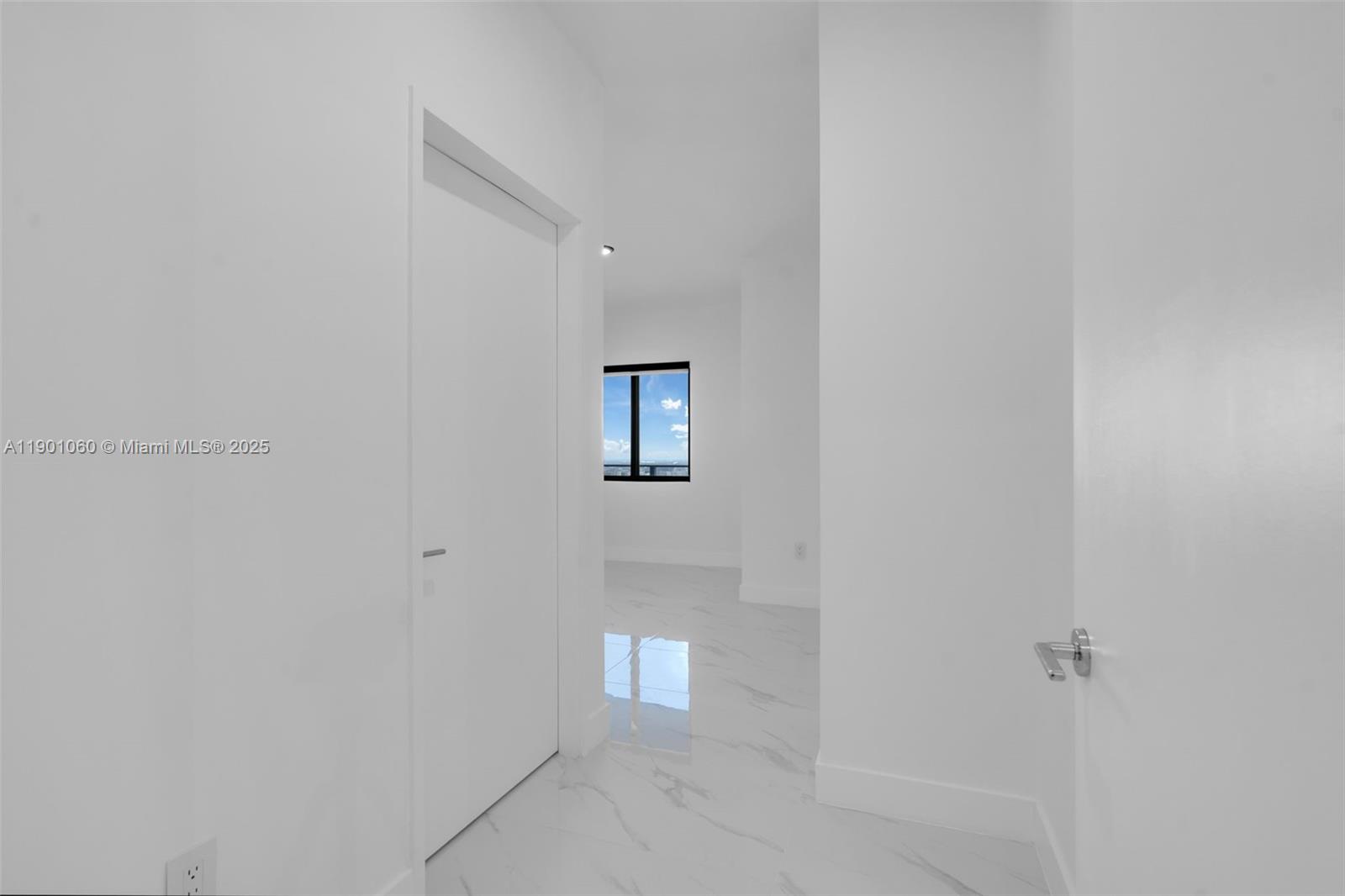 See details 4502 2 / 3  sq. ft. $ 2025-10-22 0 Photo