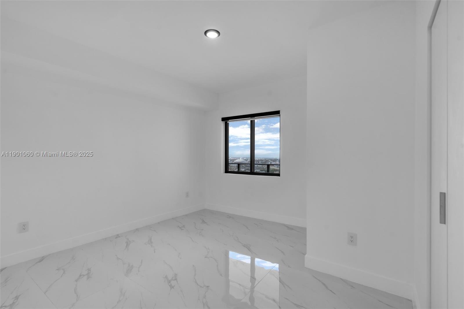 See details 4502 2 / 3  sq. ft. $ 2025-10-22 0 Photo