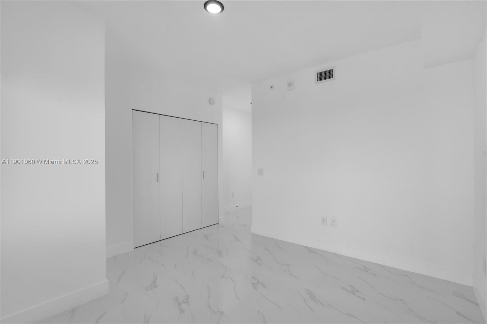 See details 4502 2 / 3  sq. ft. $ 2025-10-22 0 Photo