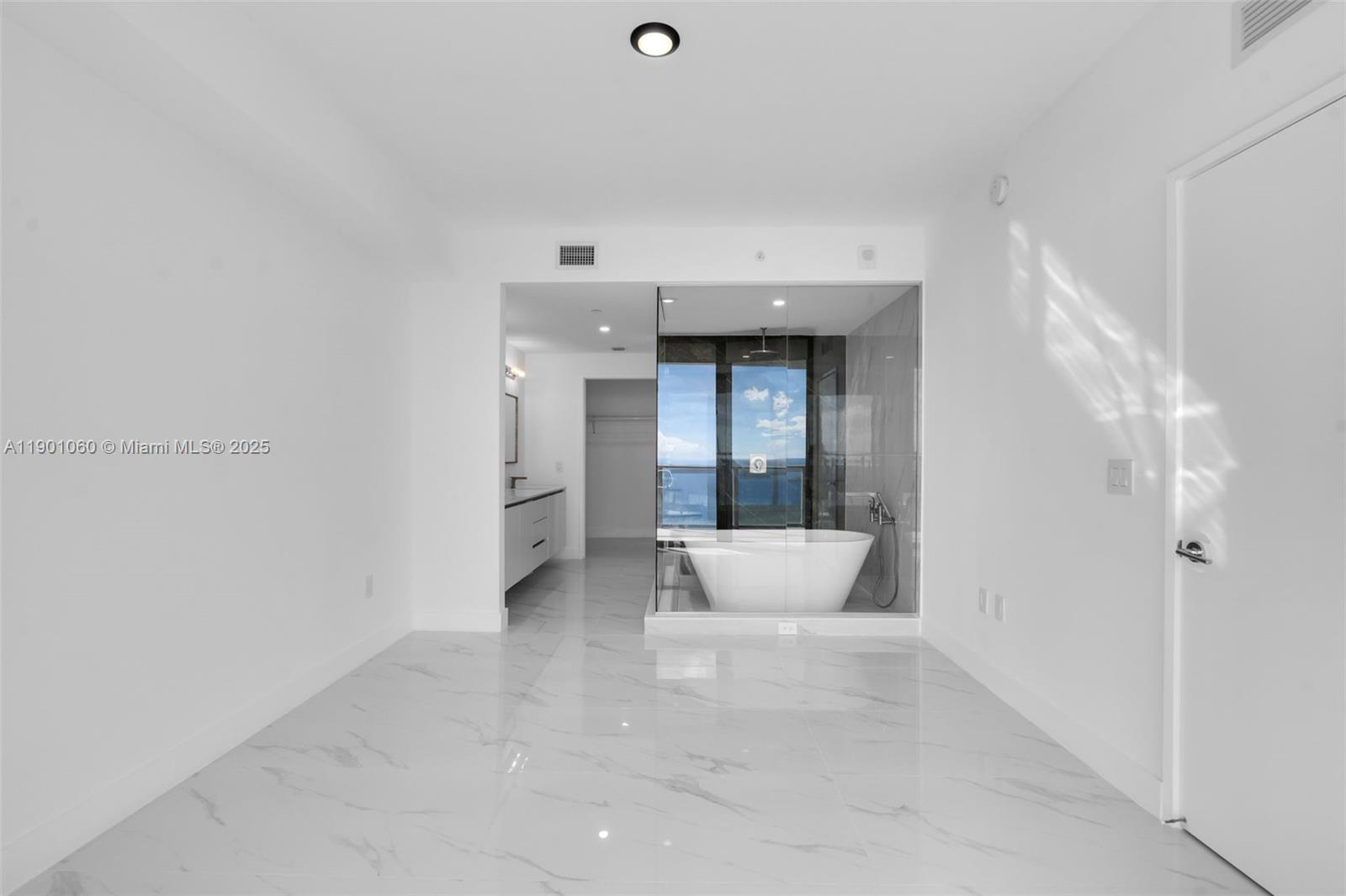 See details 4502 2 / 3  sq. ft. $ 2025-10-22 0 Photo