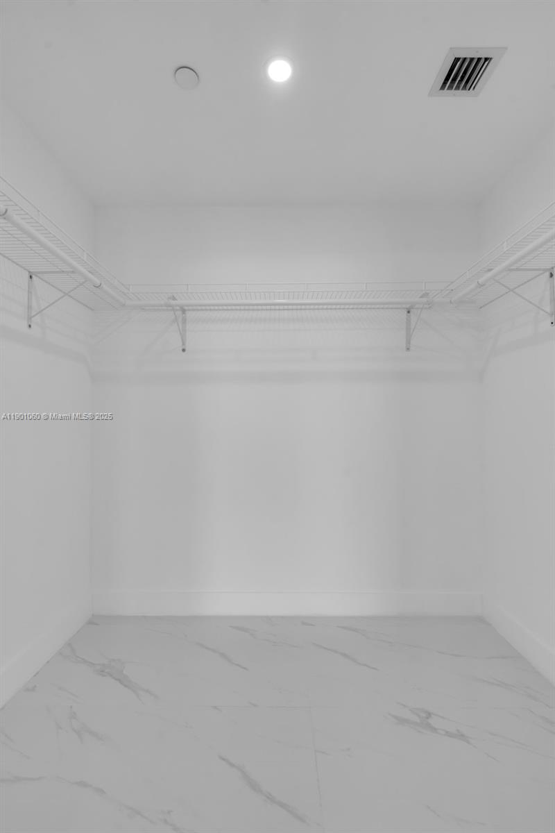 See details 4502 2 / 3  sq. ft. $ 2025-10-22 0 Photo
