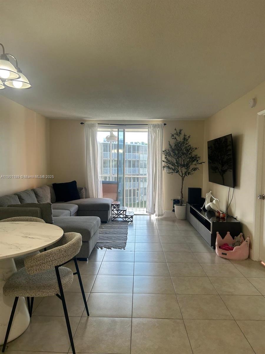 304 1 / 1 686 sq. ft. $ 2025-10-23 0 Photo