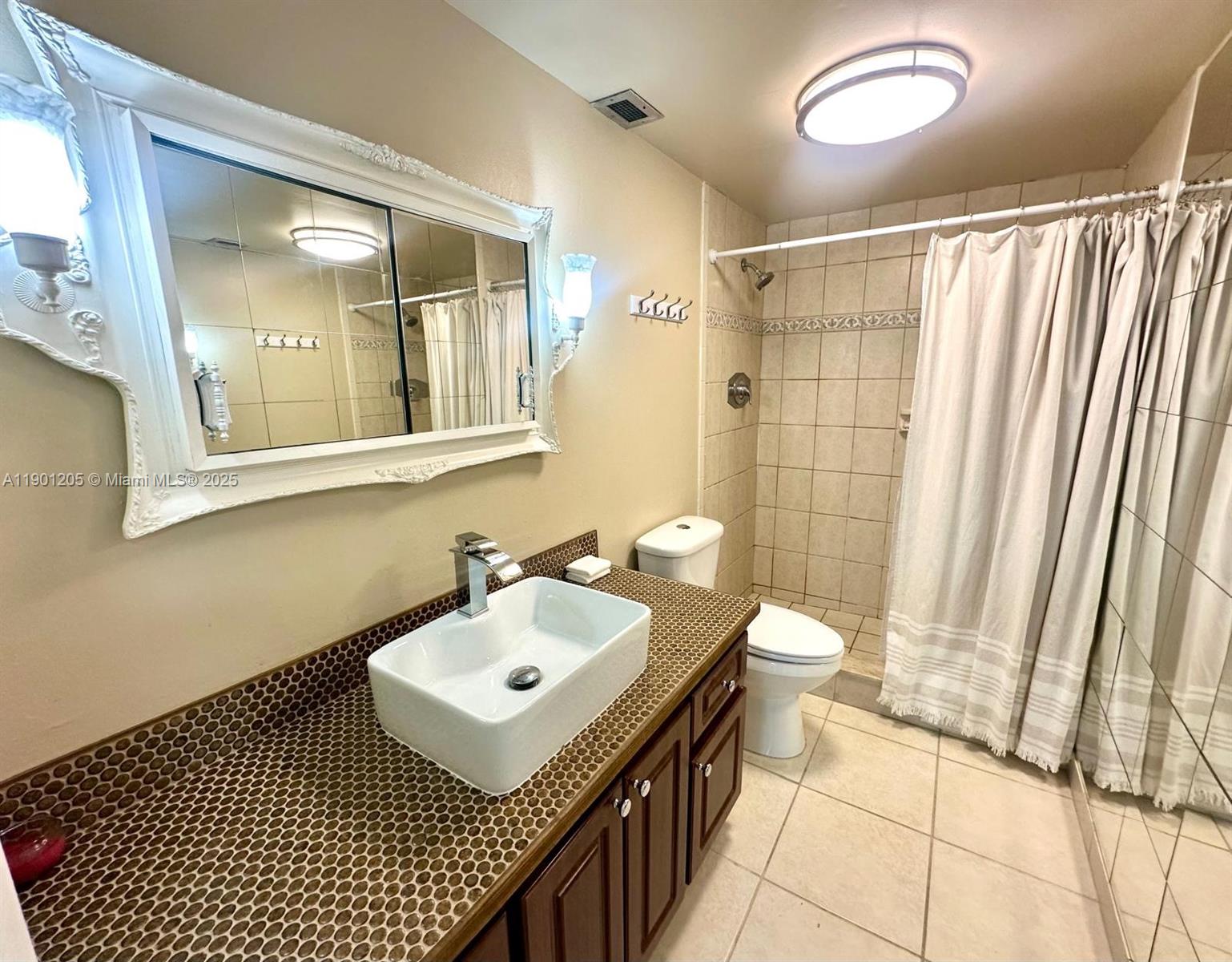 321 2 / 2 1350 sq. ft. $ 2025-10-23 0 Photo