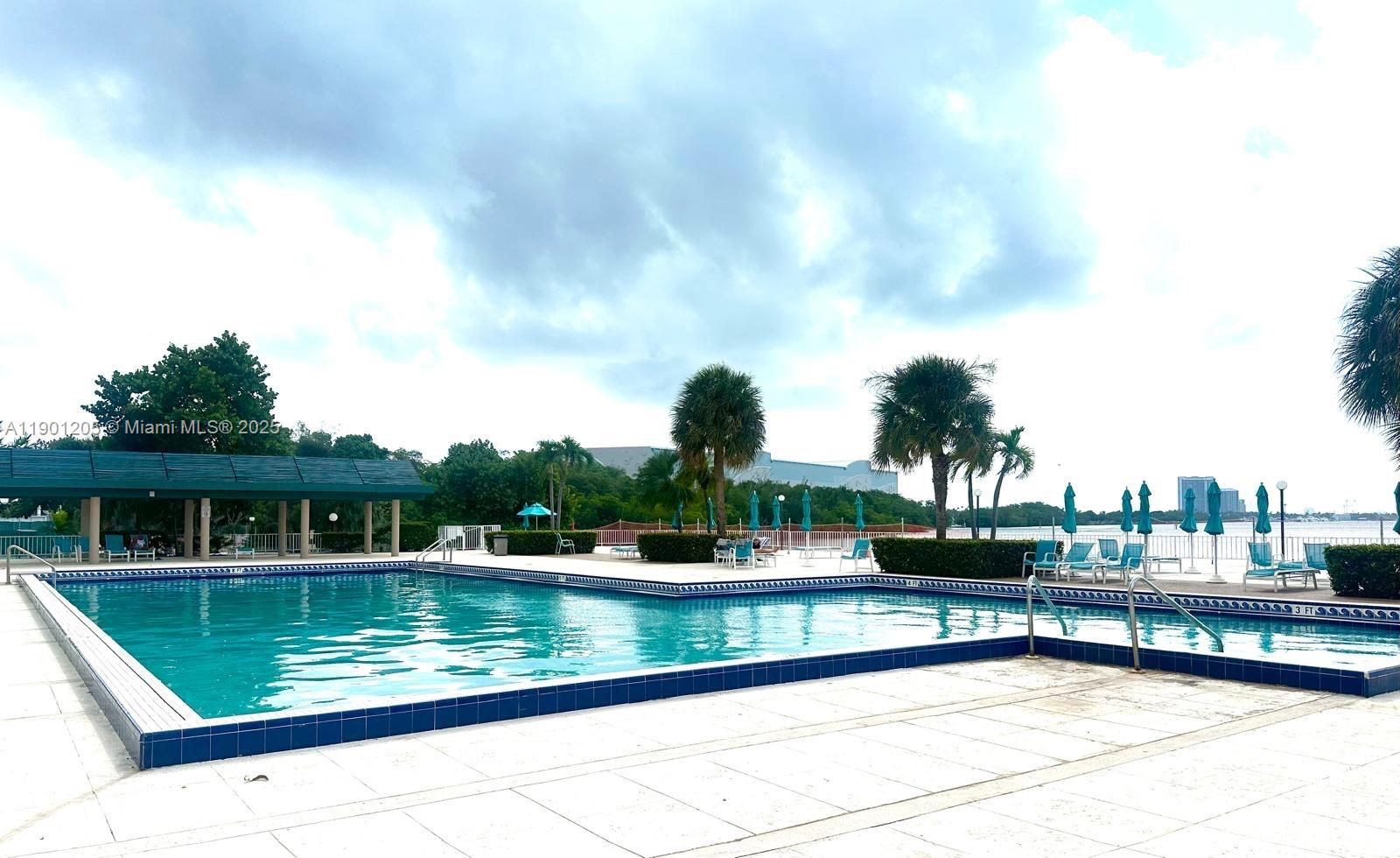 321 2 / 2 1350 sq. ft. $ 2025-10-23 0 Photo