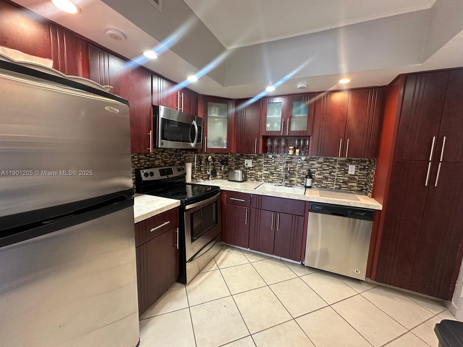 321 2 / 2 1350 sq. ft. $ 2025-10-23 0 Photo