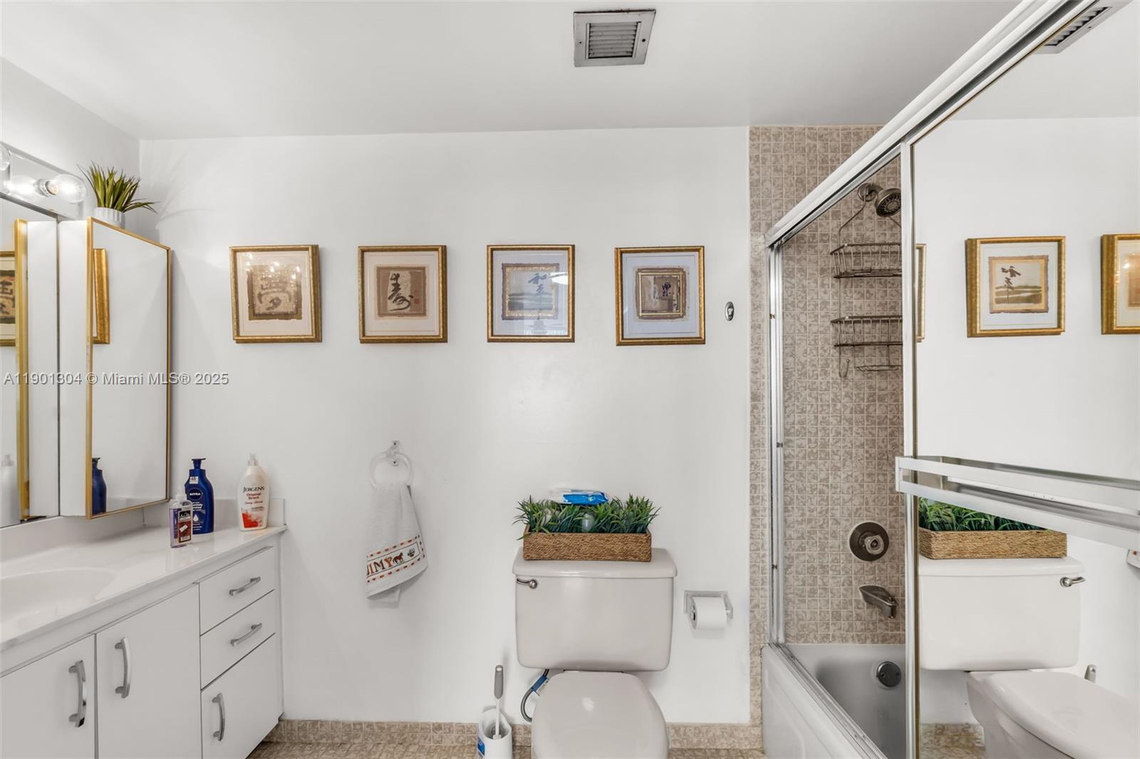 See details 812 2 / 2 1132 sq. ft. $ 2025-10-23 0 Photo