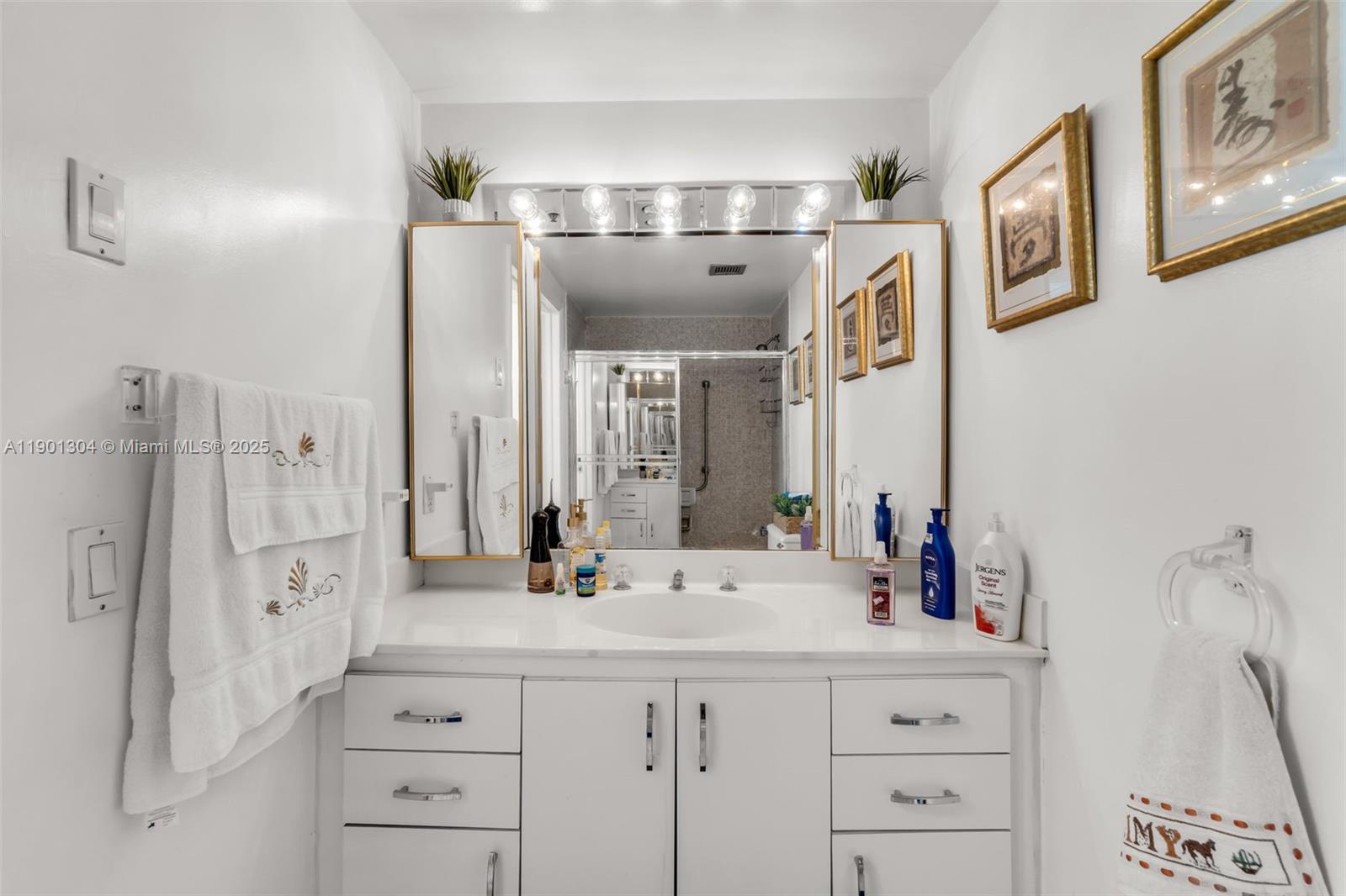 See details 812 2 / 2 1132 sq. ft. $ 2025-10-23 0 Photo