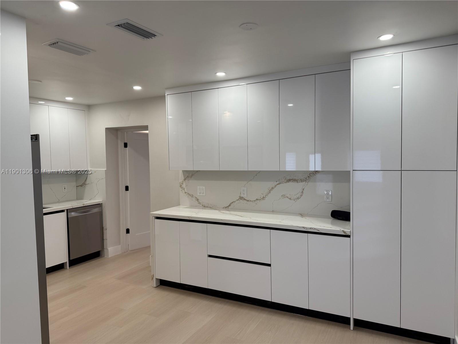 Подробнее   /  2554 кв.футов $ 2025-10-23 0 Фото