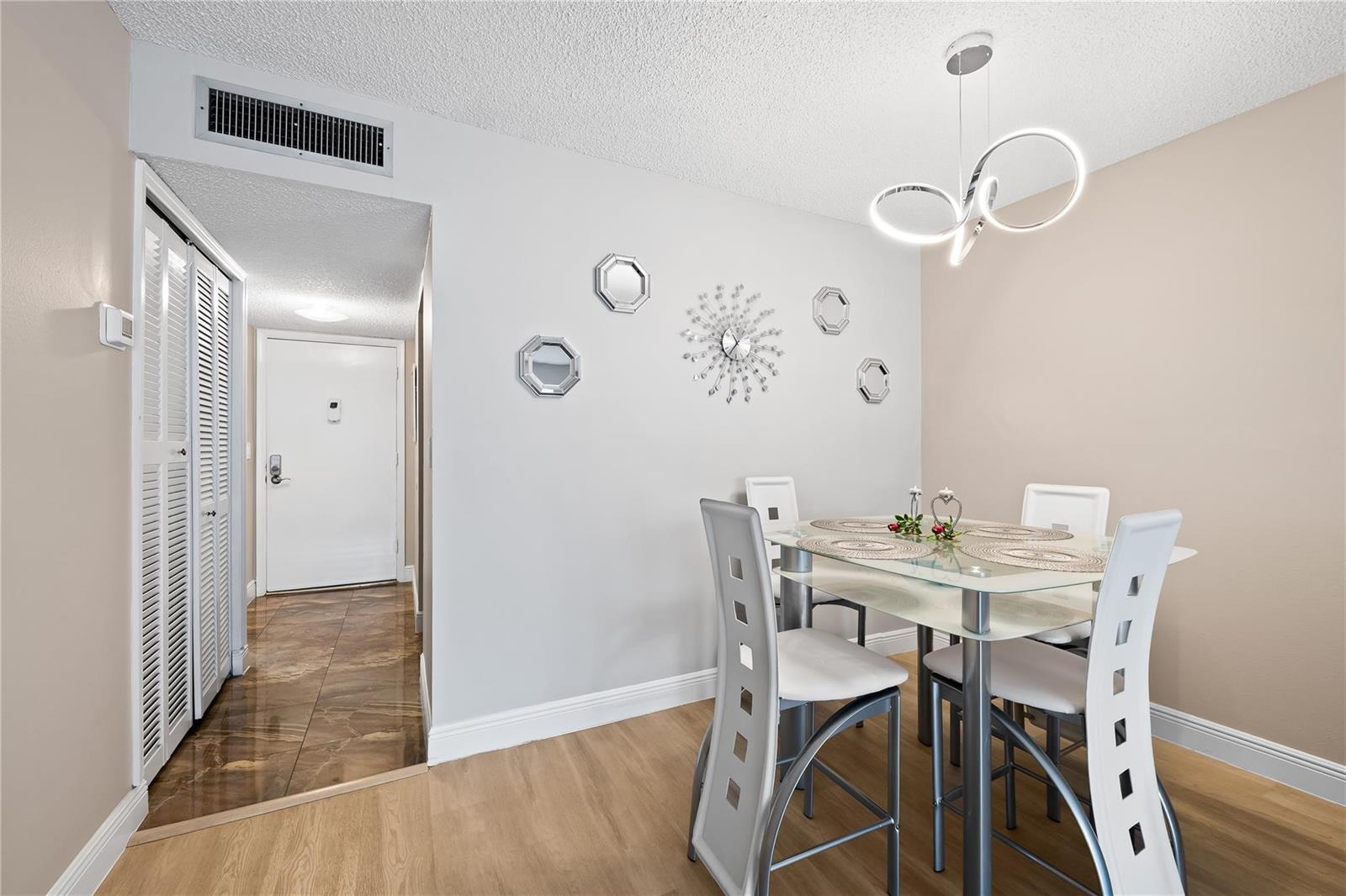 Ver detalles 306 1 / 1 725 sq. ft. $ 2026-10-14 0 foto