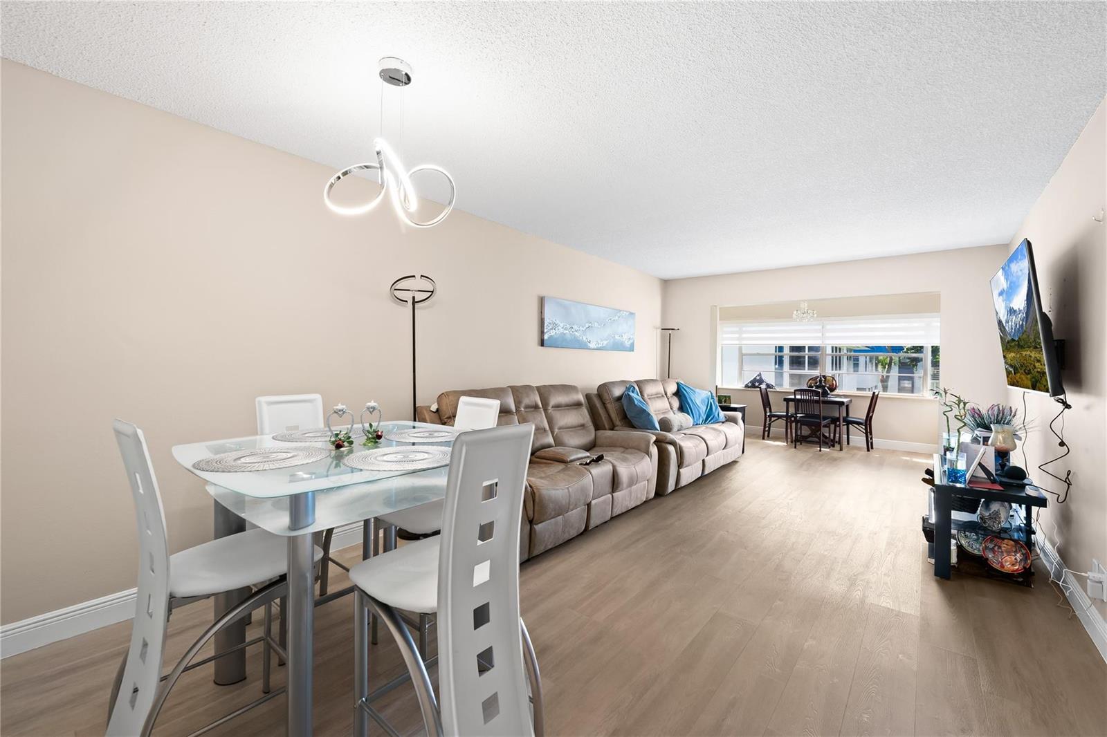 Ver detalles 306 1 / 1 725 sq. ft. $ 2026-10-14 0 foto