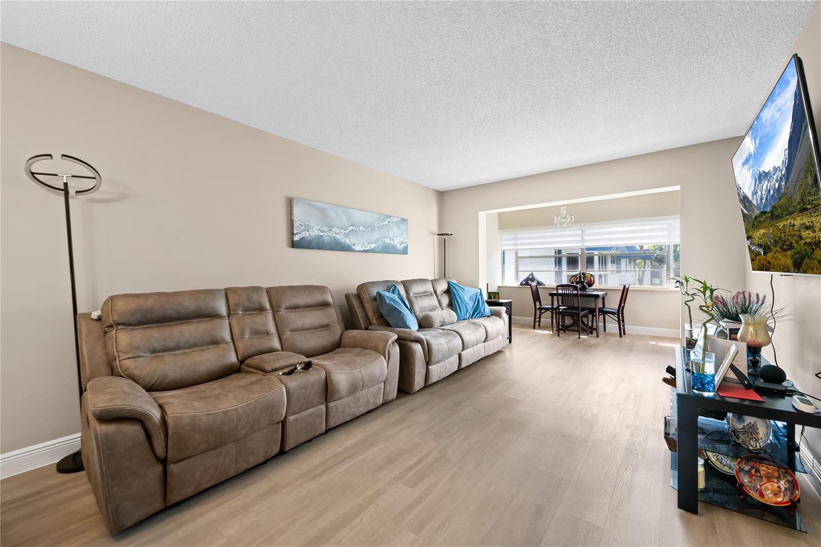 Ver detalles 306 1 / 1 725 sq. ft. $ 2026-10-14 0 foto
