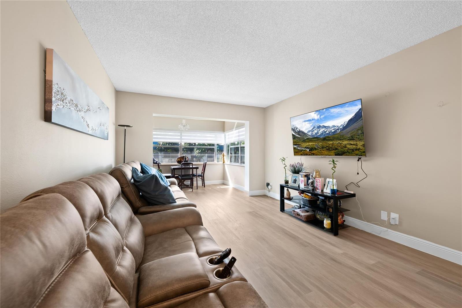 Ver detalles 306 1 / 1 725 sq. ft. $ 2026-10-14 0 foto