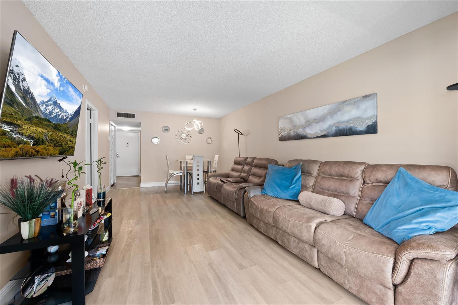 Ver detalles 306 1 / 1 725 sq. ft. $ 2026-10-14 0 foto