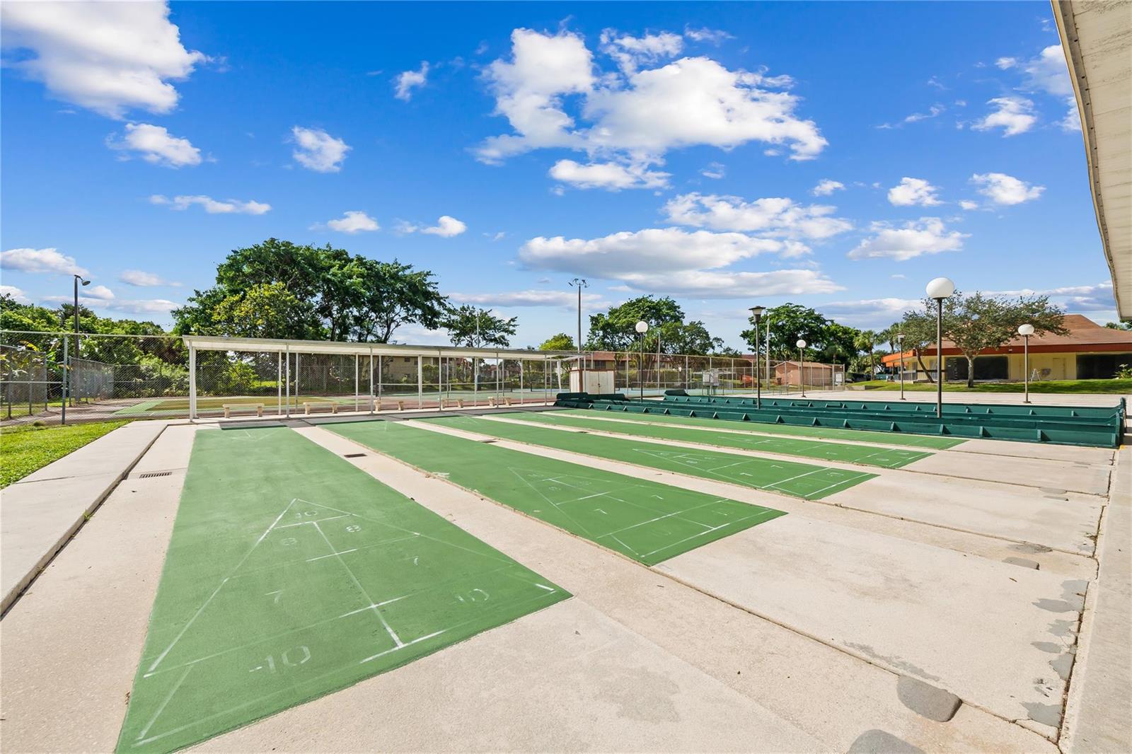 Ver detalles 306 1 / 1 725 sq. ft. $ 2026-10-14 0 foto