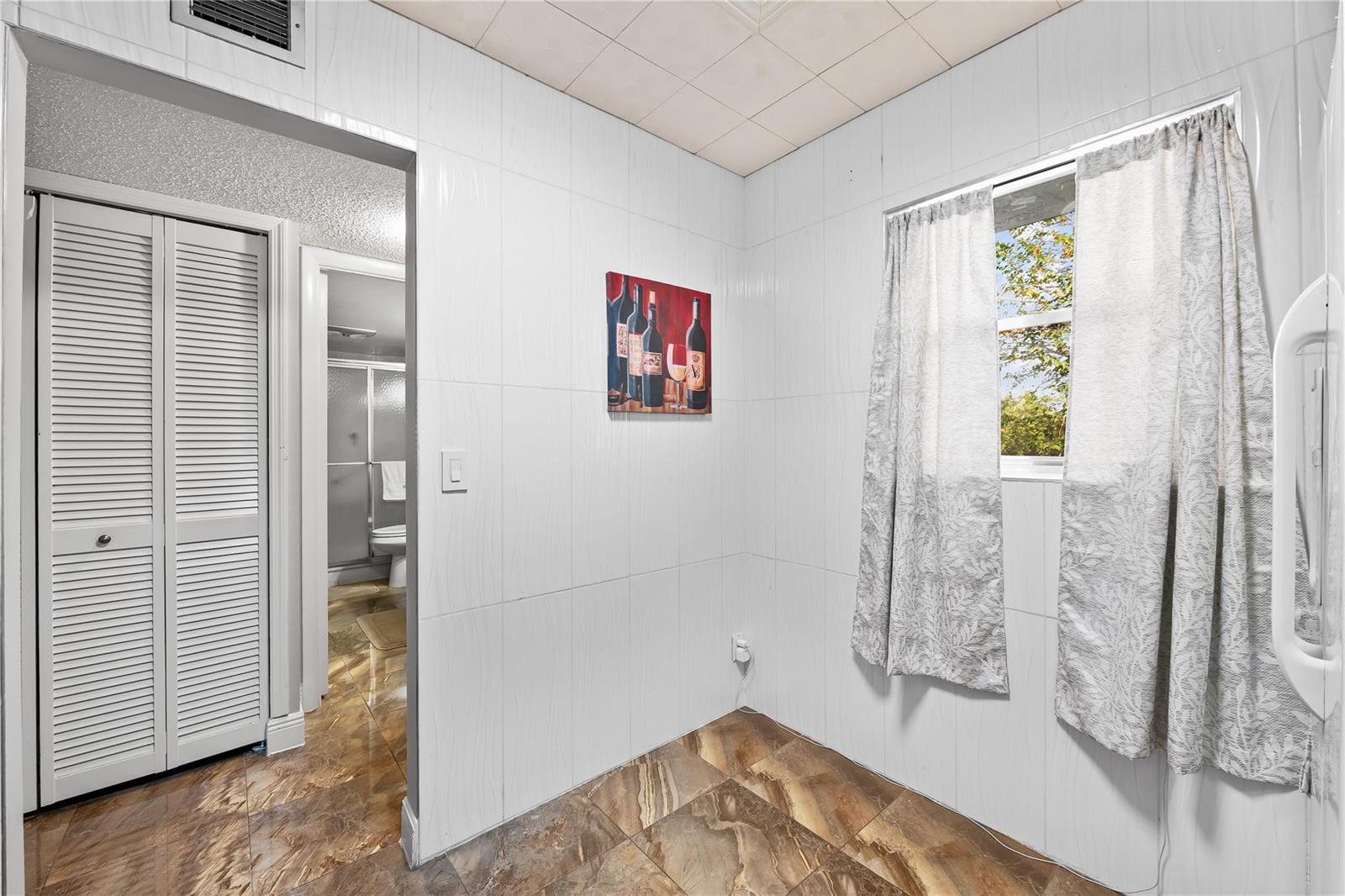 Ver detalles 306 1 / 1 725 sq. ft. $ 2026-10-14 0 foto
