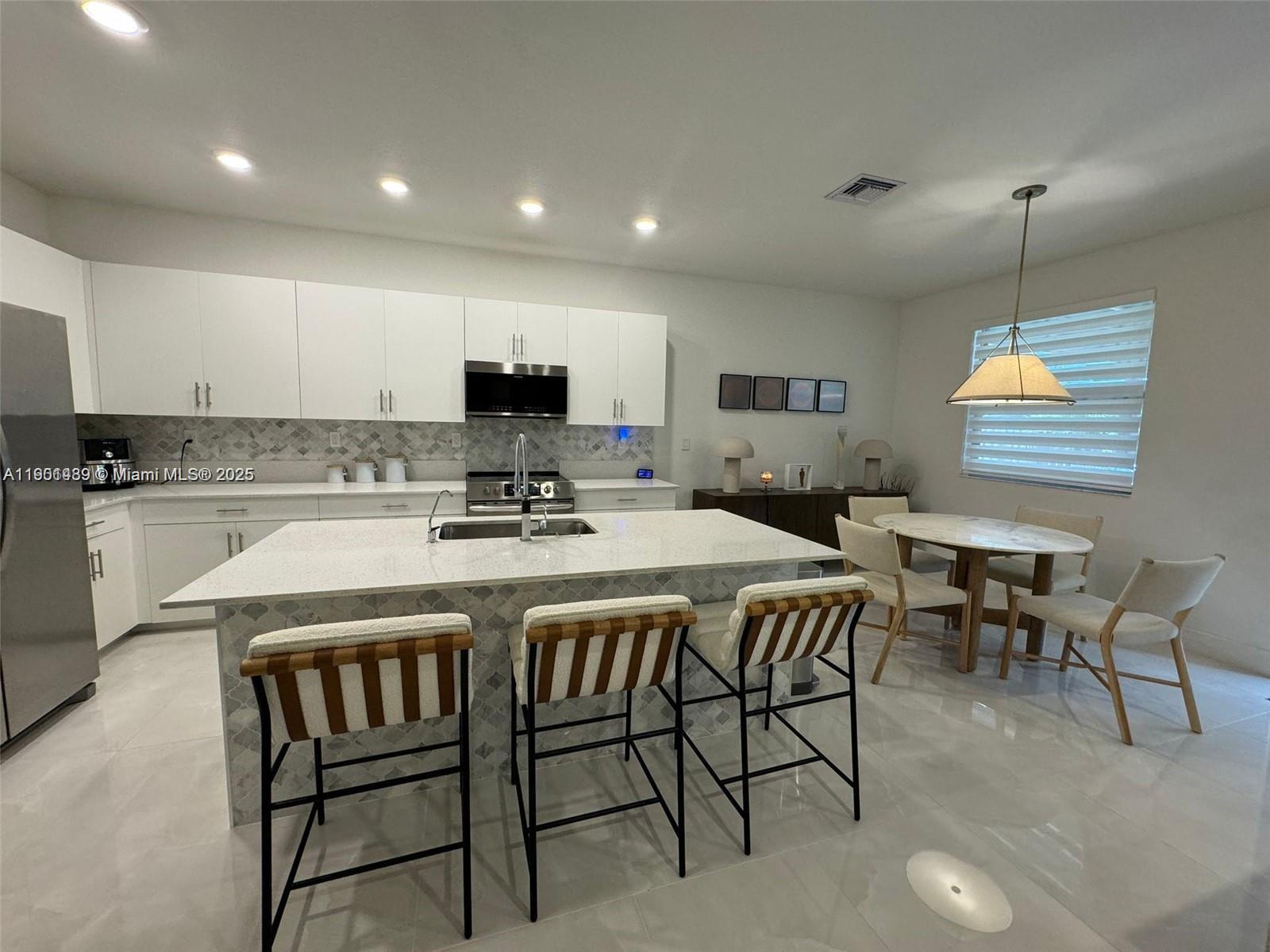 See details 11910 5 / 4 2974 sq. ft. $ 2025-10-23 0 Photo