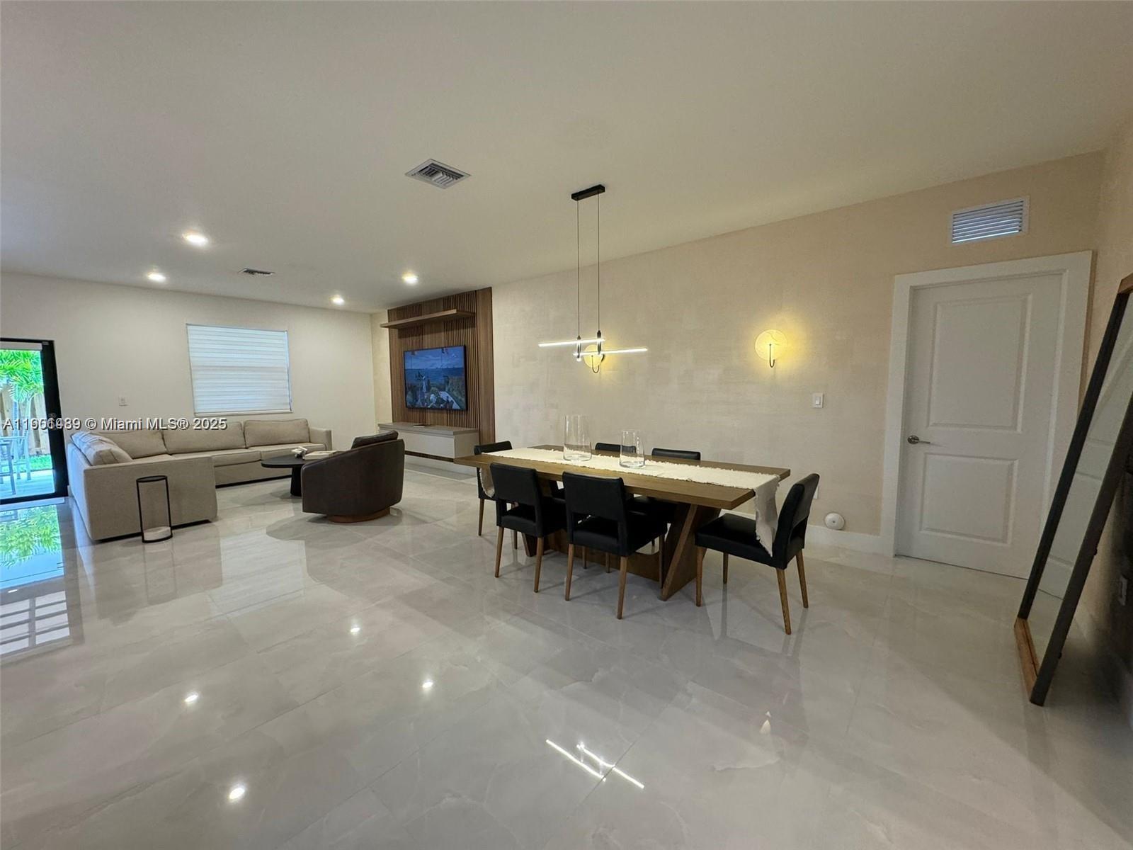 See details 11910 5 / 4 2974 sq. ft. $ 2025-10-23 0 Photo