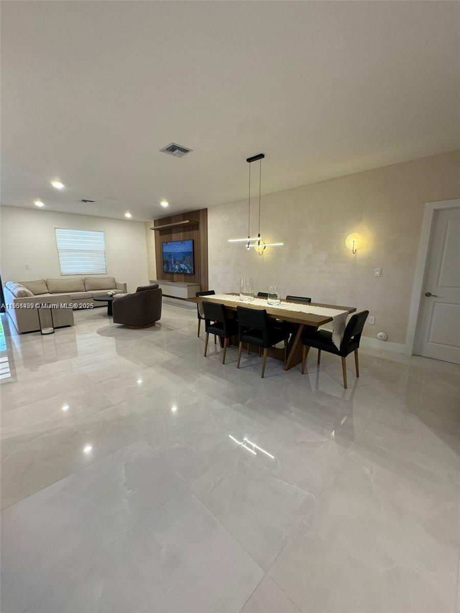 See details 11910 5 / 4 2974 sq. ft. $ 2025-10-23 0 Photo