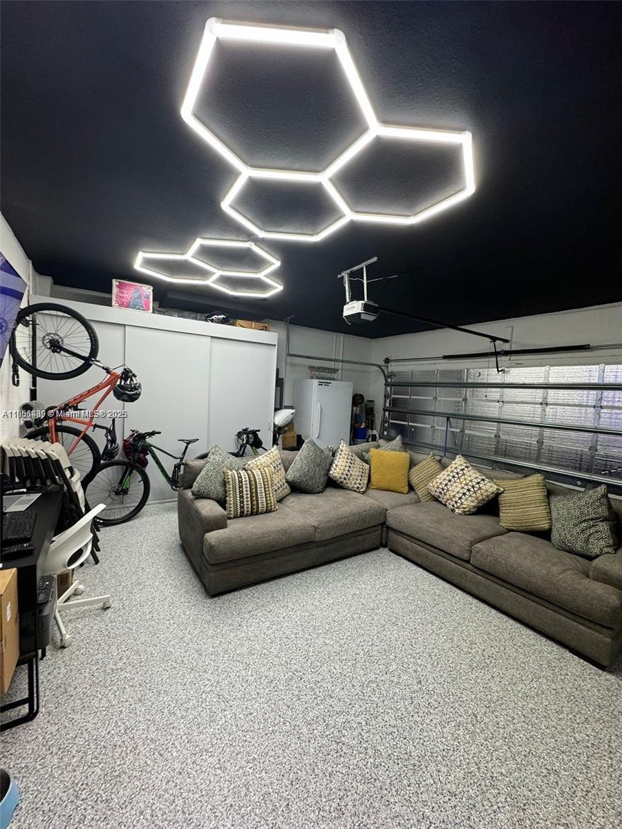 See details 11910 5 / 4 2974 sq. ft. $ 2025-10-23 0 Photo