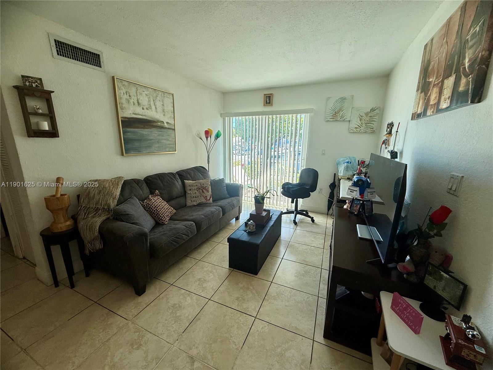 See details   /  3196 sq. ft. $ 2025-10-23 0 Photo