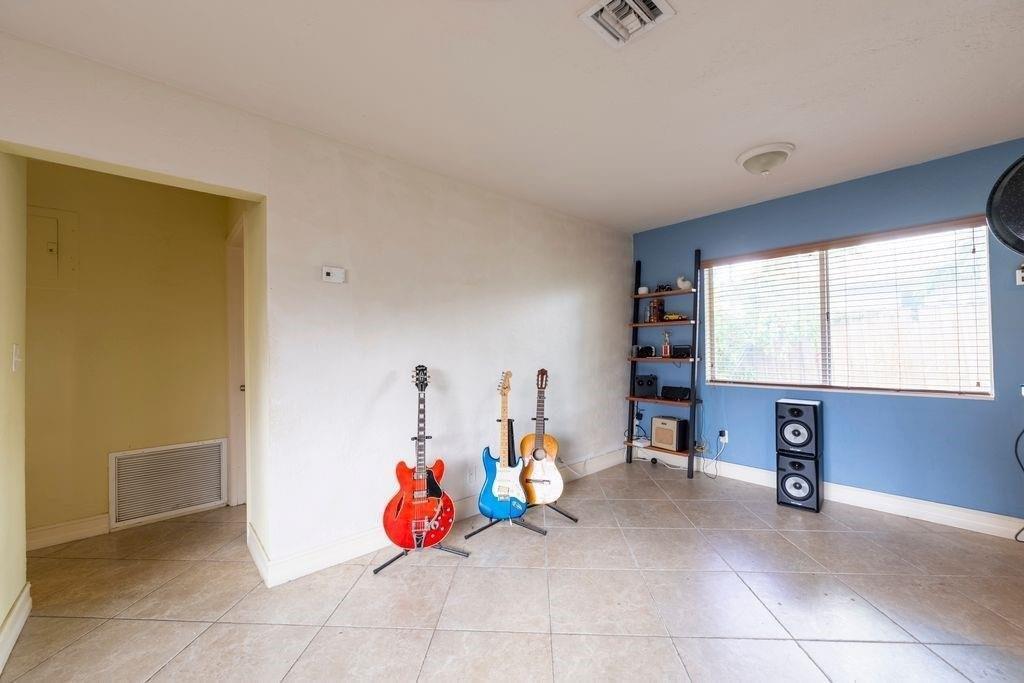   / 0 2300 sq. ft. $ 2026-06-21 0 foto