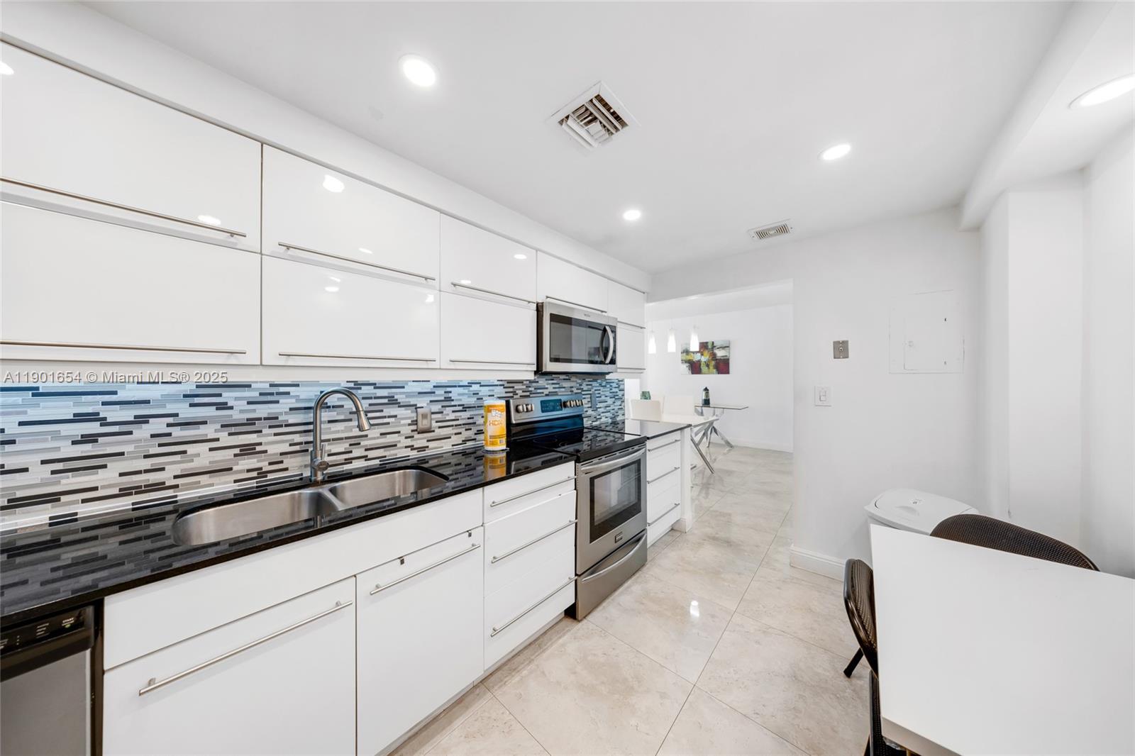 Photo of 3901 Ocean Dr  #9J, Hollywood, Florida, 33019 - 