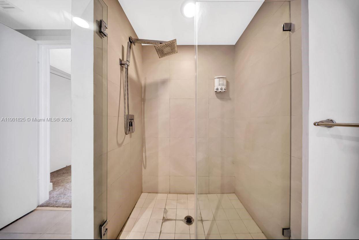 See details 1212 1 / 1 869 sq. ft. $ 2025-10-23 0 Photo