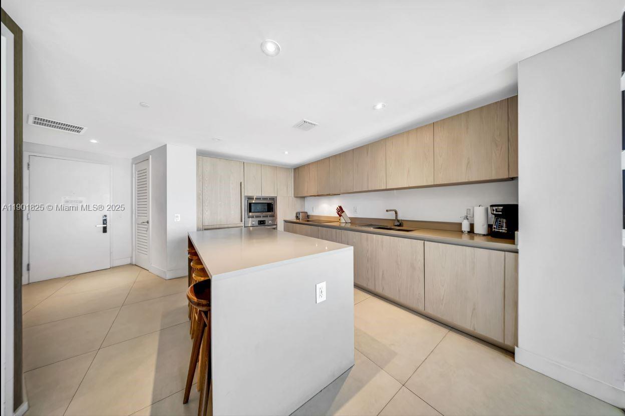 See details 1212 1 / 1 869 sq. ft. $ 2025-10-23 0 Photo