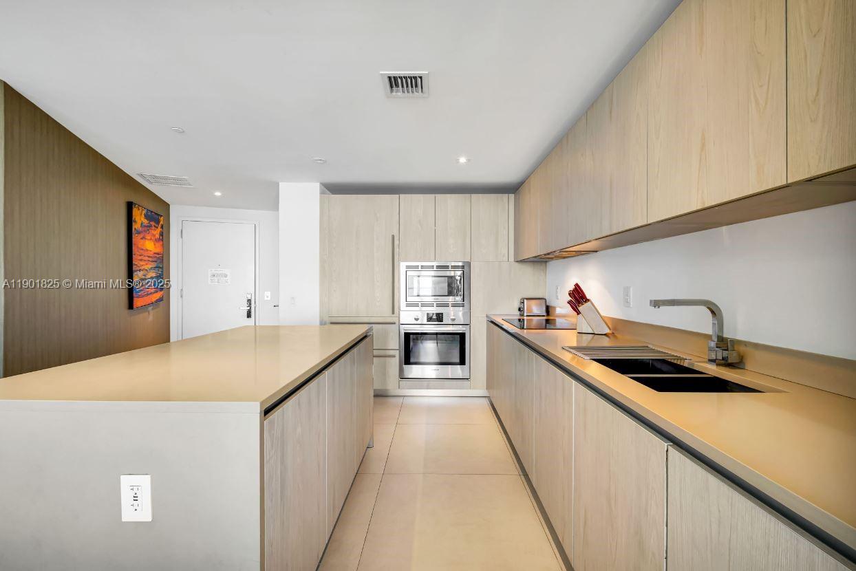 See details 1212 1 / 1 869 sq. ft. $ 2025-10-23 0 Photo