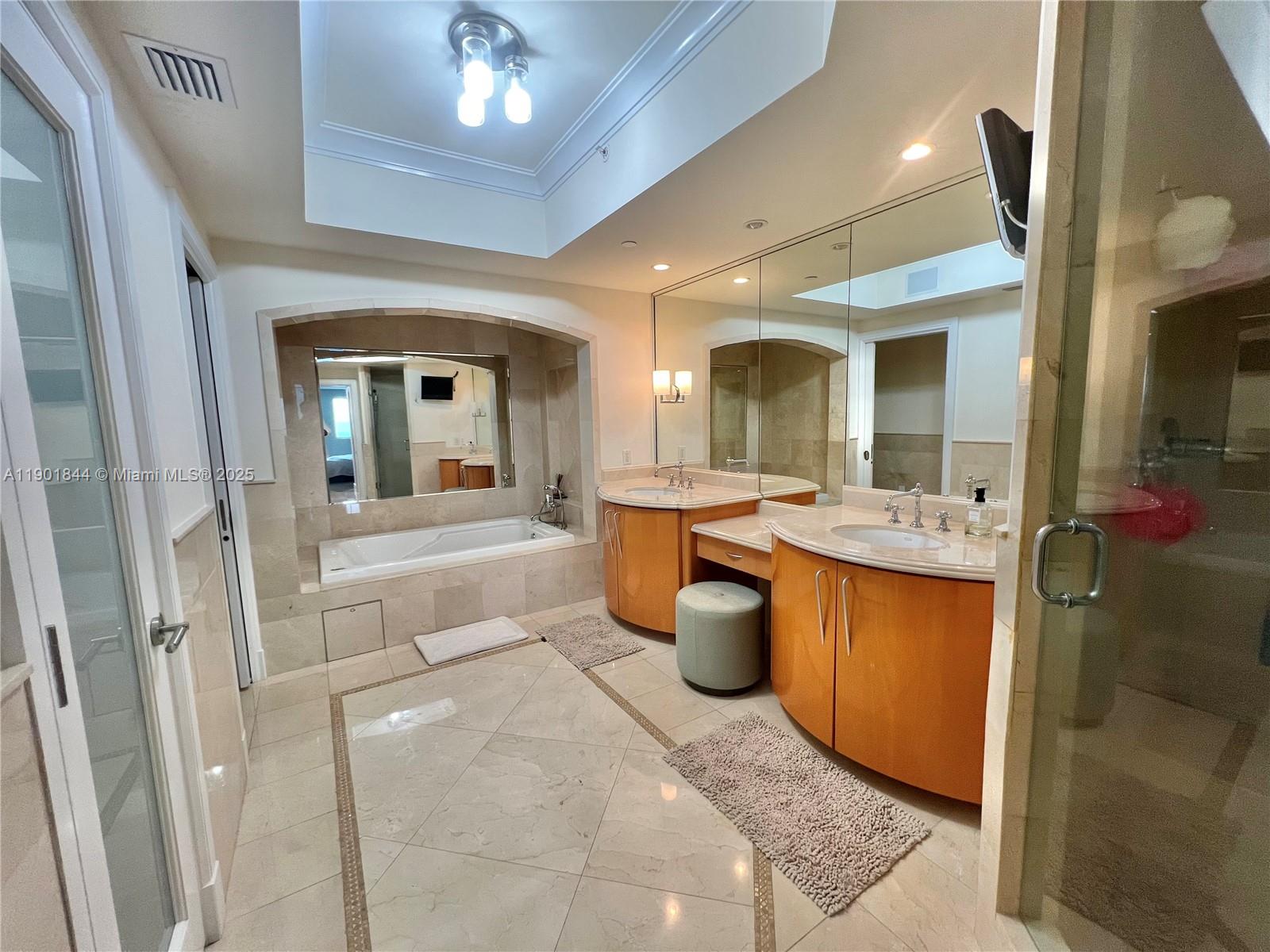 4305 3 / 3 2214 sq. ft. $ 2025-10-23 0 Photo