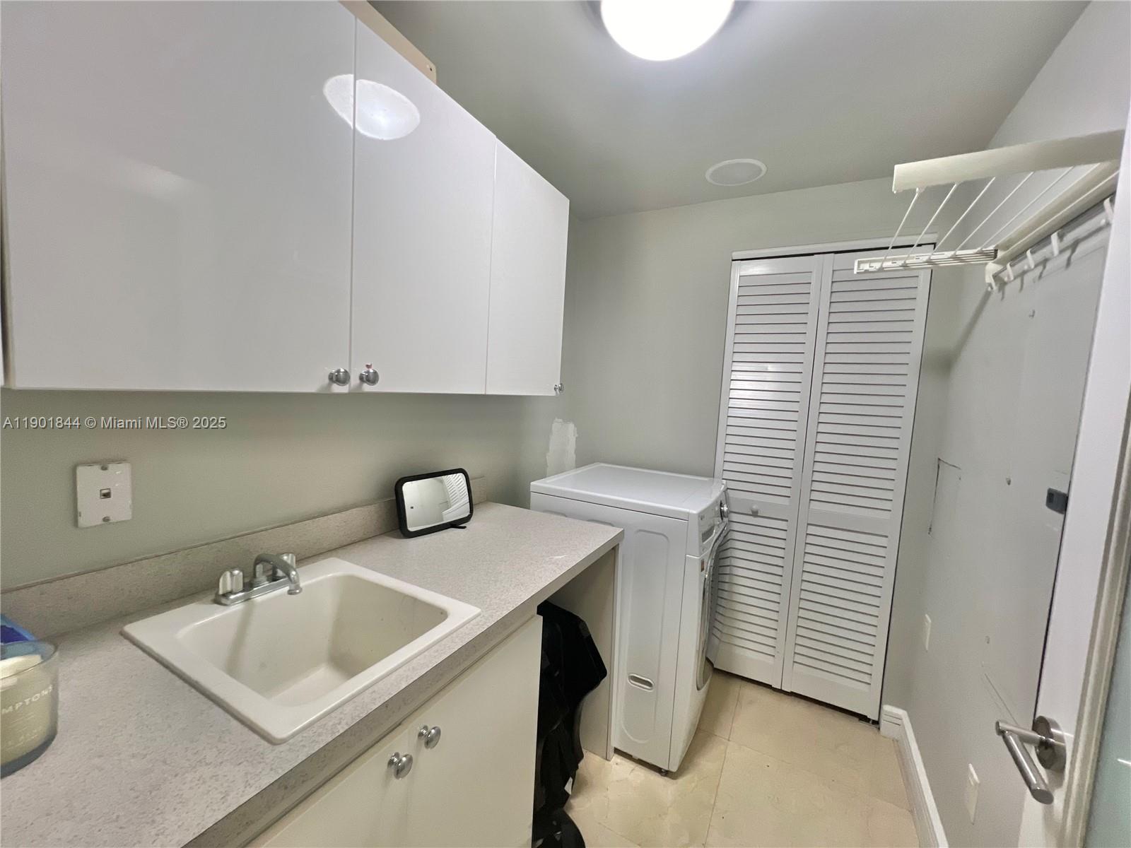 4305 3 / 3 2214 sq. ft. $ 2025-10-23 0 Photo