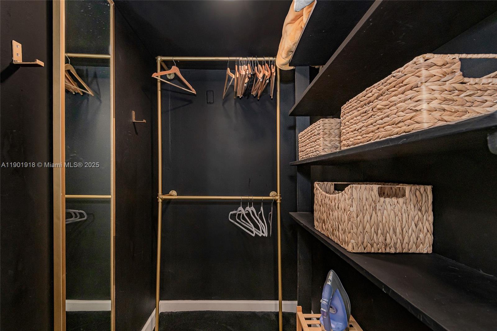 Ver detalles   /  1214 sq. ft. $ 2025-10-24 0 foto