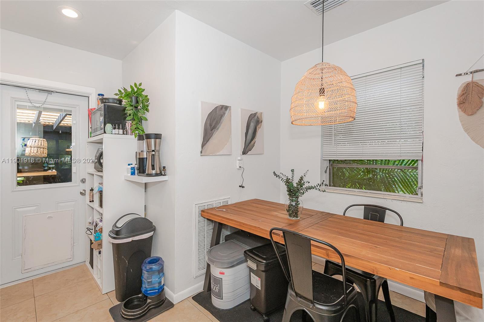 Ver detalles   /  1214 sq. ft. $ 2025-10-24 0 foto