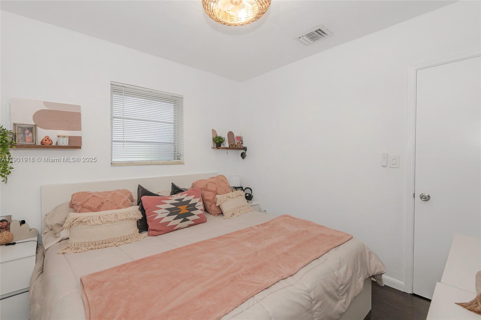 Ver detalles   /  1214 sq. ft. $ 2025-10-24 0 foto