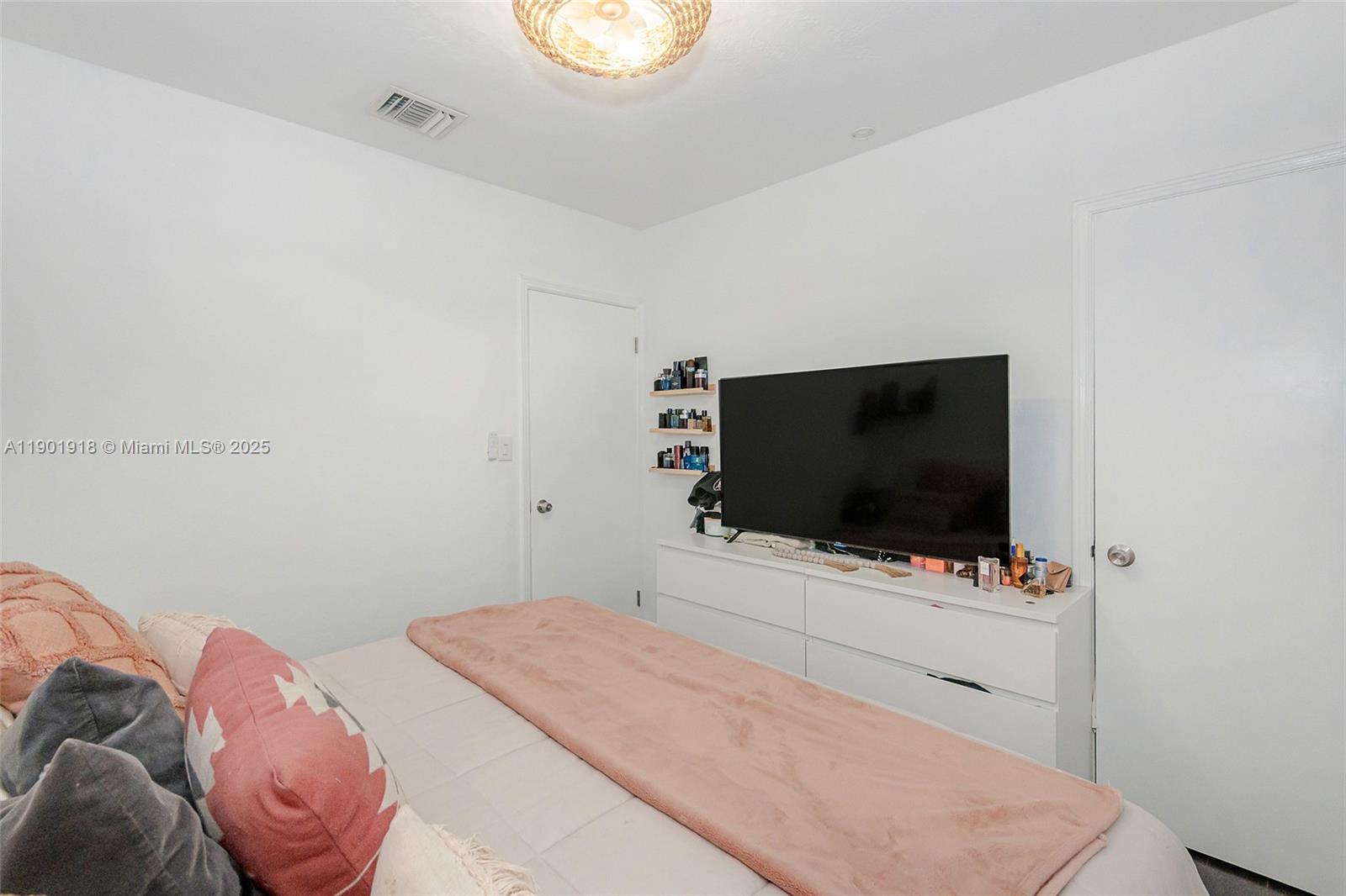 Ver detalles   /  1214 sq. ft. $ 2025-10-24 0 foto