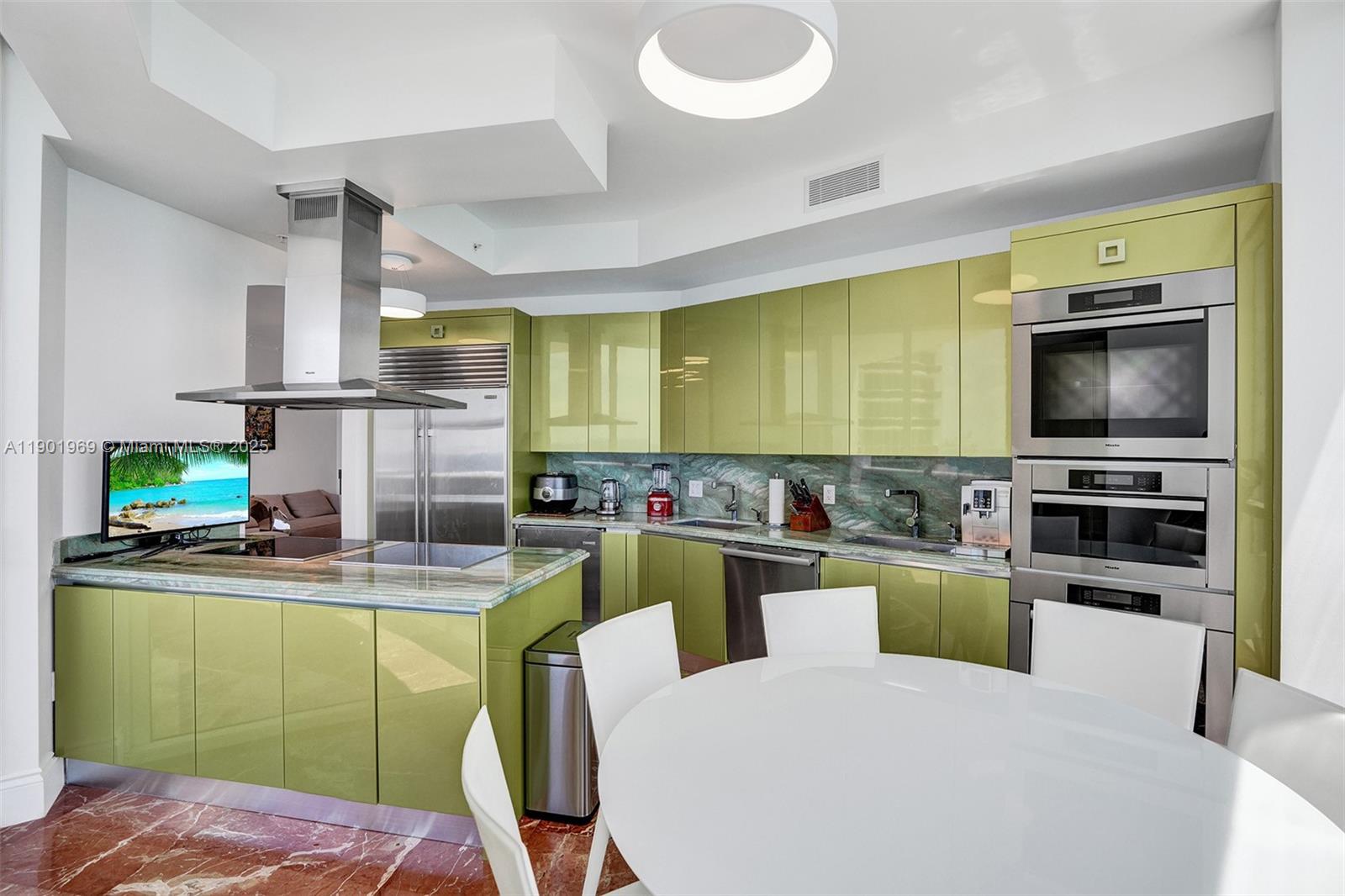 Ver detalles 3809 2 / 3 1722 sq. ft. $ 2025-10-24 0 foto