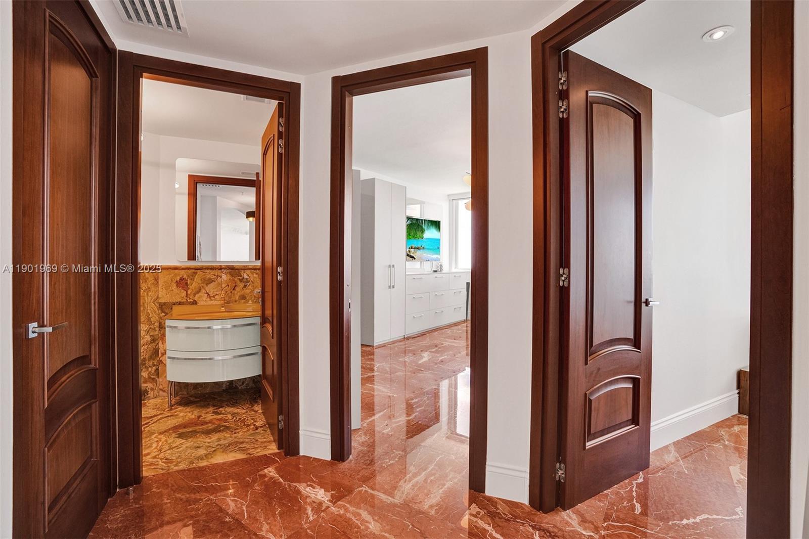 Ver detalles 3809 2 / 3 1722 sq. ft. $ 2025-10-24 0 foto