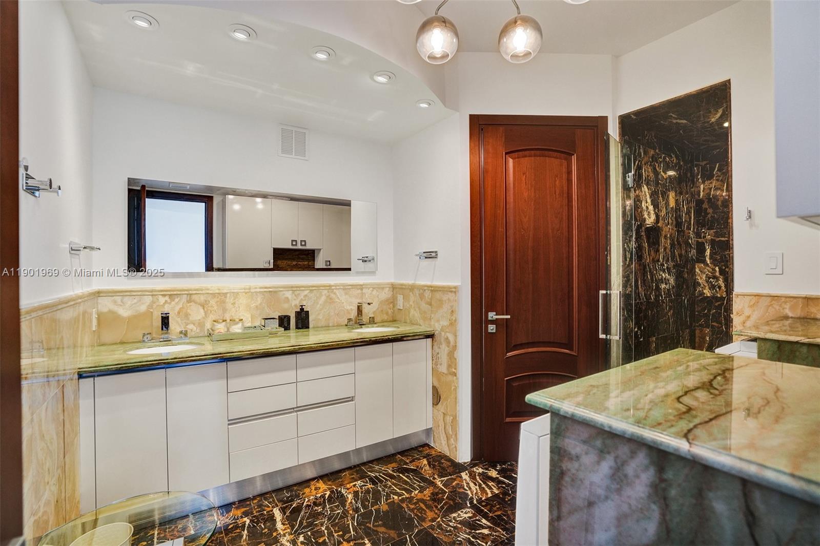 Ver detalles 3809 2 / 3 1722 sq. ft. $ 2025-10-24 0 foto